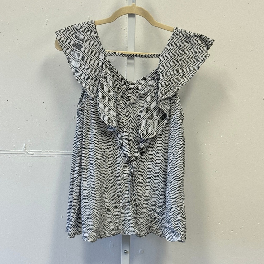 BCBGeneration Chevron Ruffle V-Neck Sleeveless Blouse XS‎ SJO1K700-1B1 Blk White